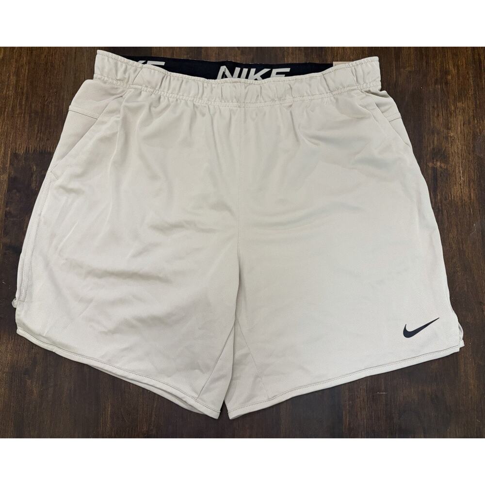 Nike Totality Dri-FIT Training Shorts Mens Large 7" Inseam Gold NWT